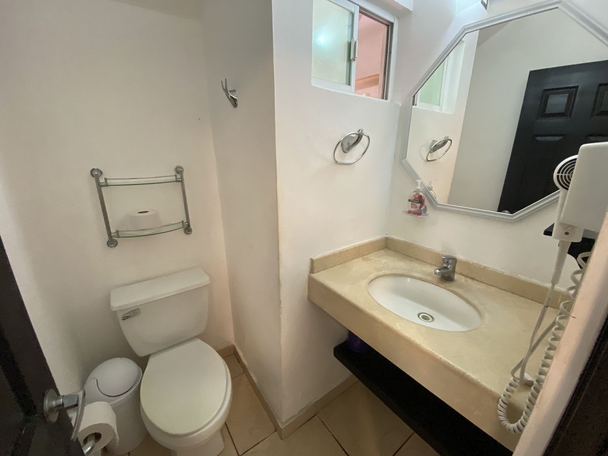 5 of 29: Medio baño (social)