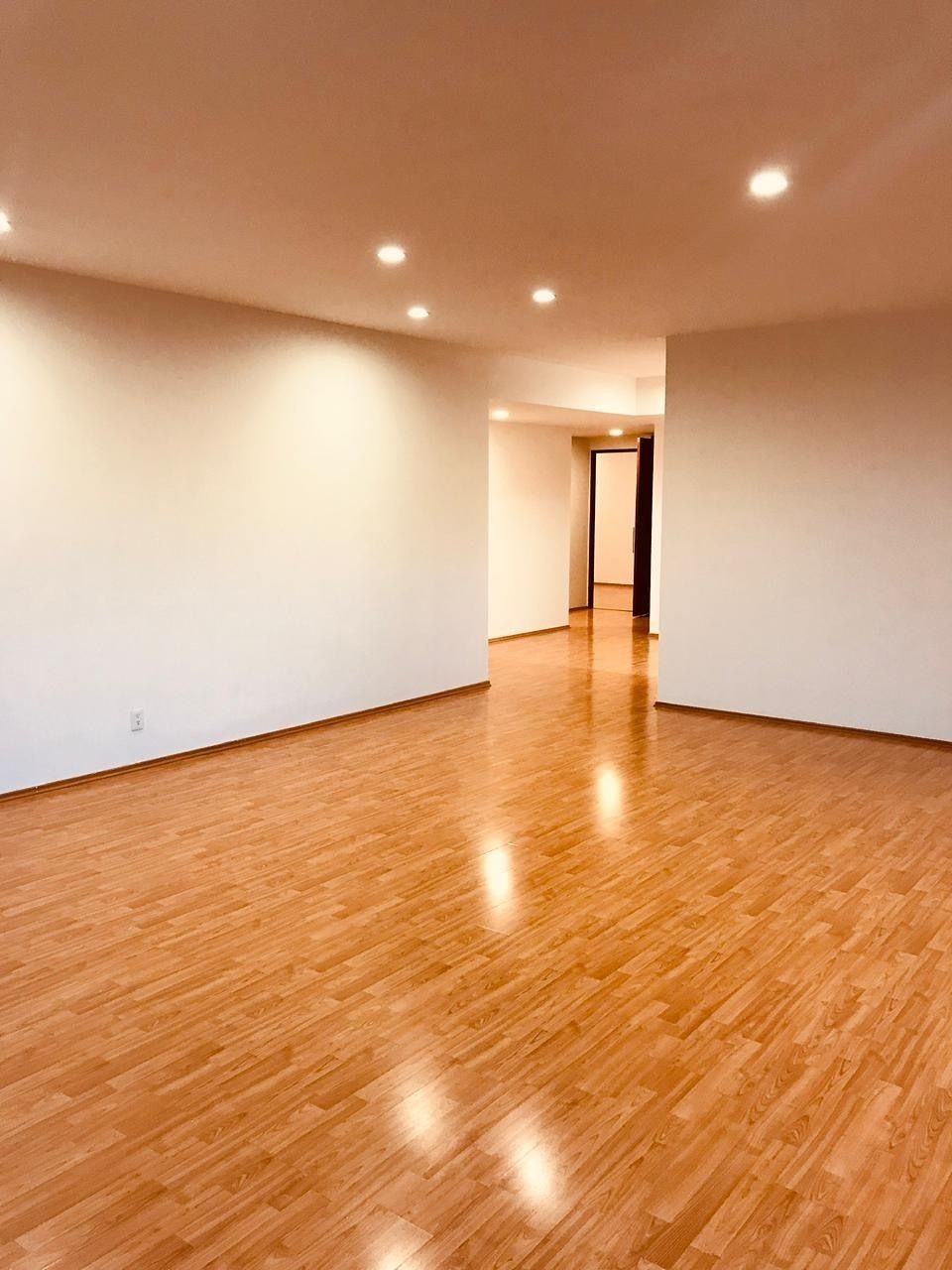 1 de 27: Entrada a la sala