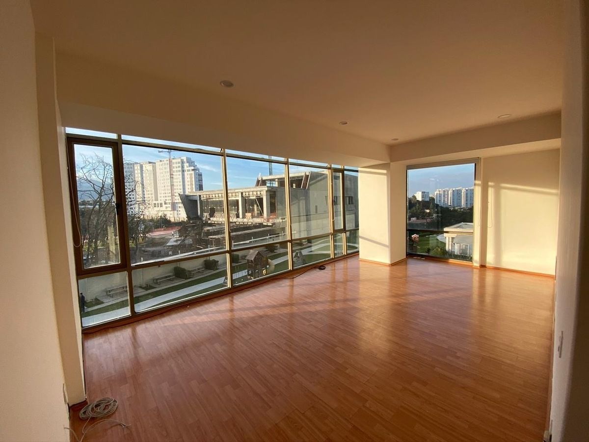 3 de 27: Perspectiva de la sala y comedor