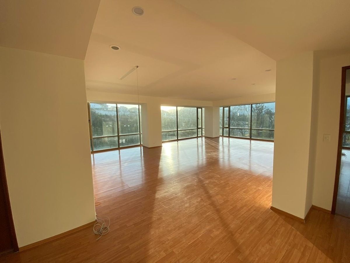 2 de 27: Sala y comedor