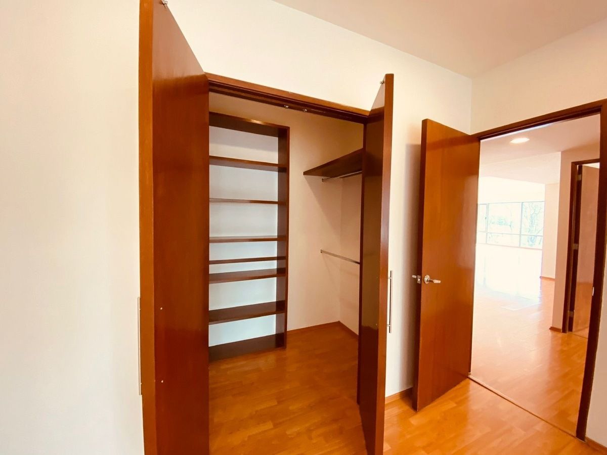 7 de 27: Vestidor