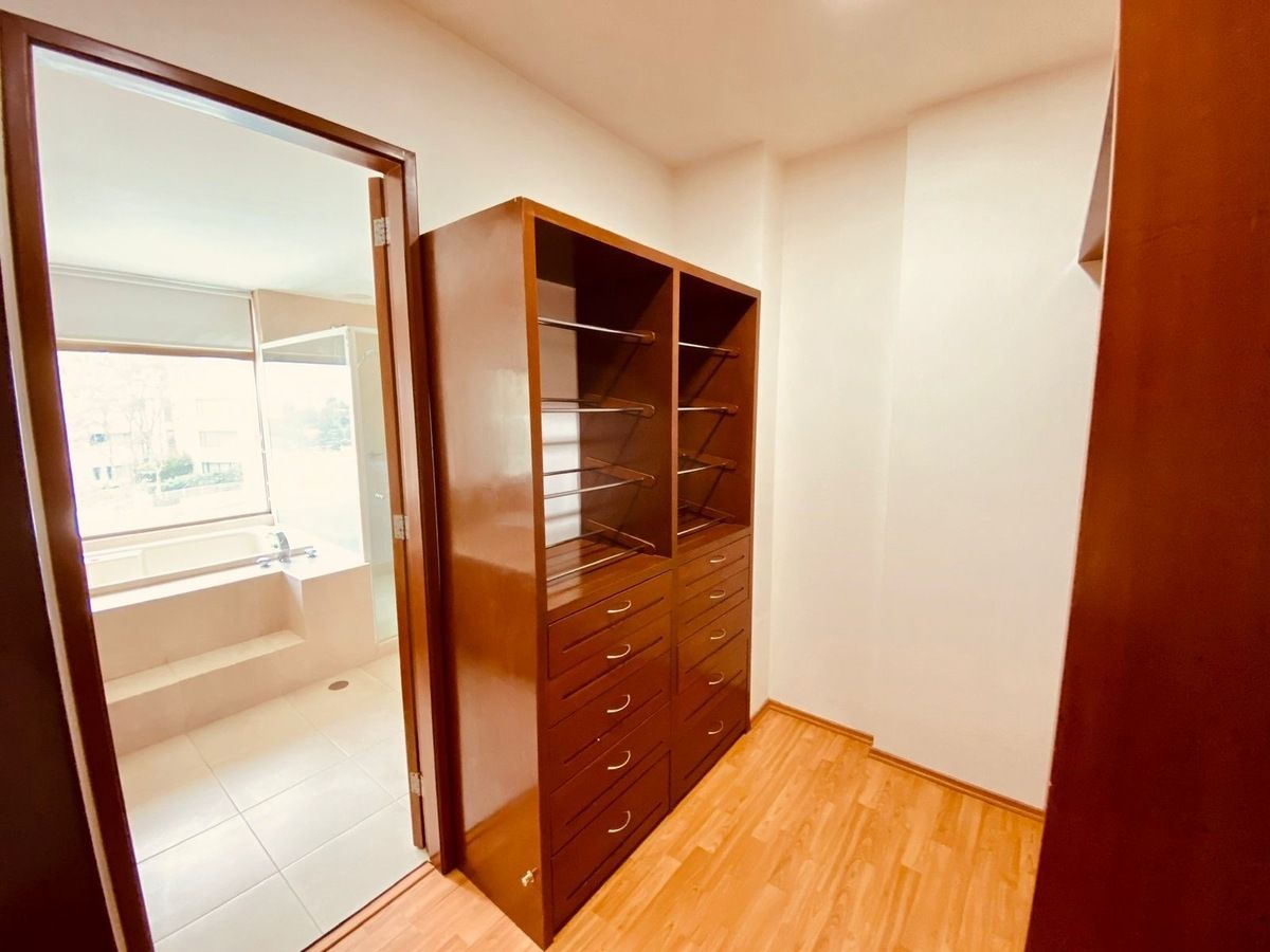 11 de 27: Vestidor de recámara principal