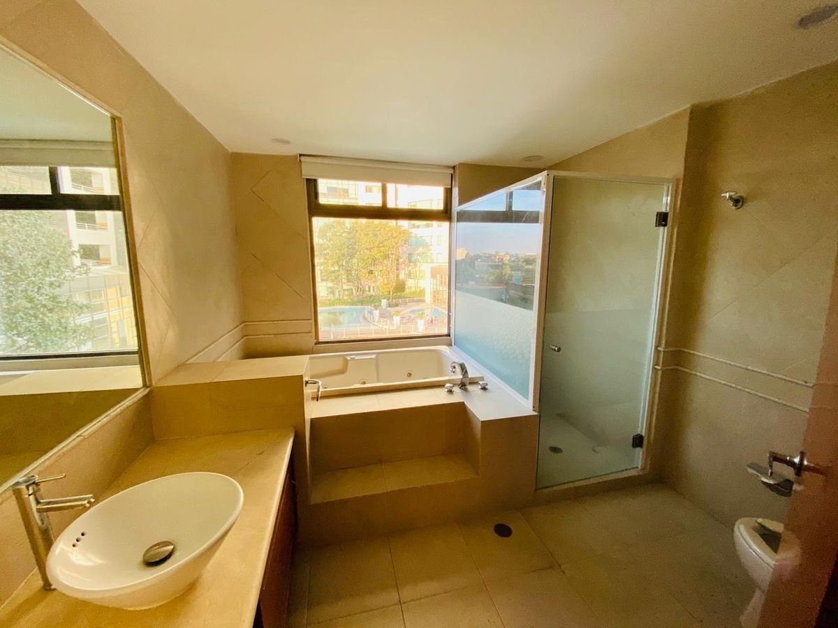 20 de 27: Baño de recámara principal