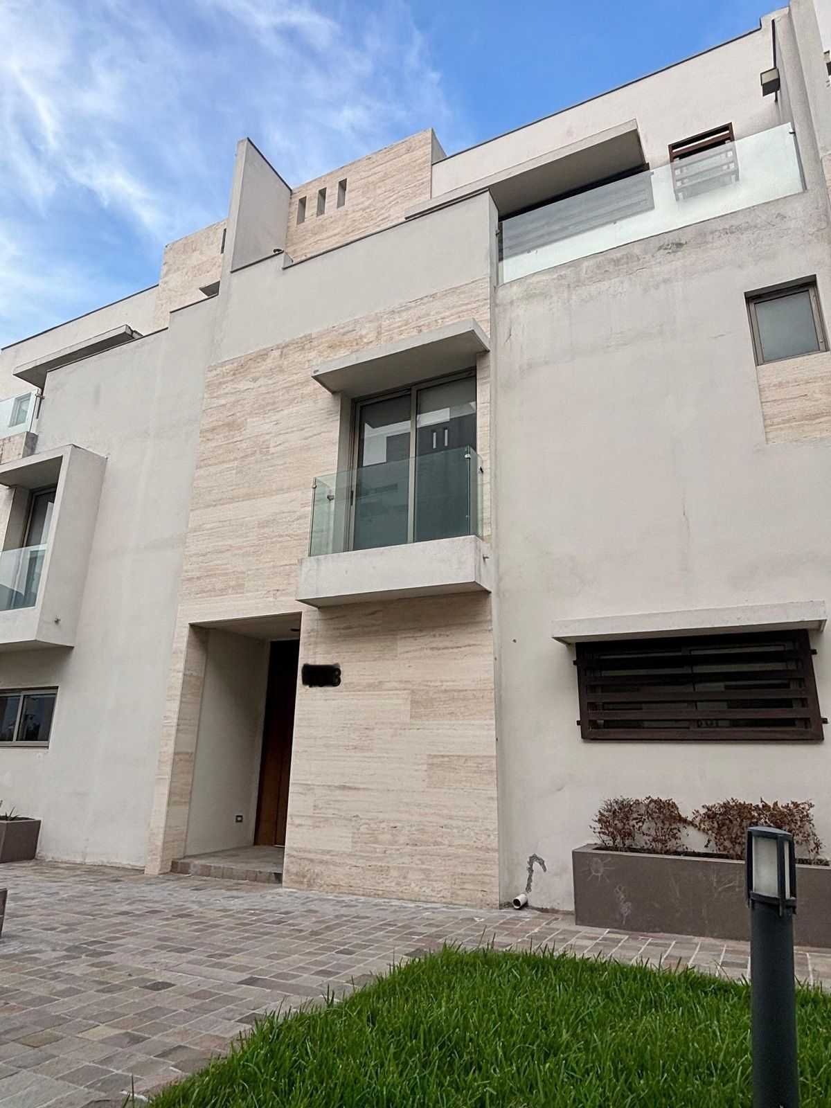 1 of 14: Fachada casa