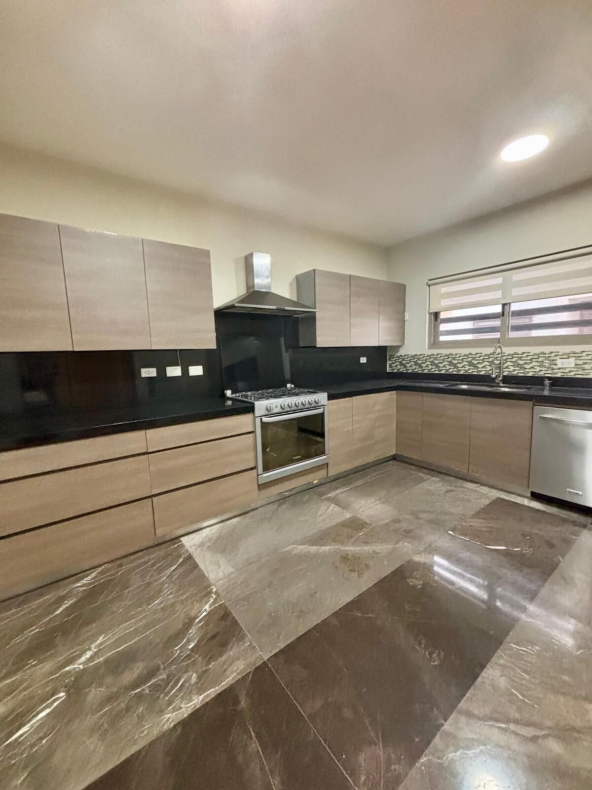 6 of 14: Cocina equipada