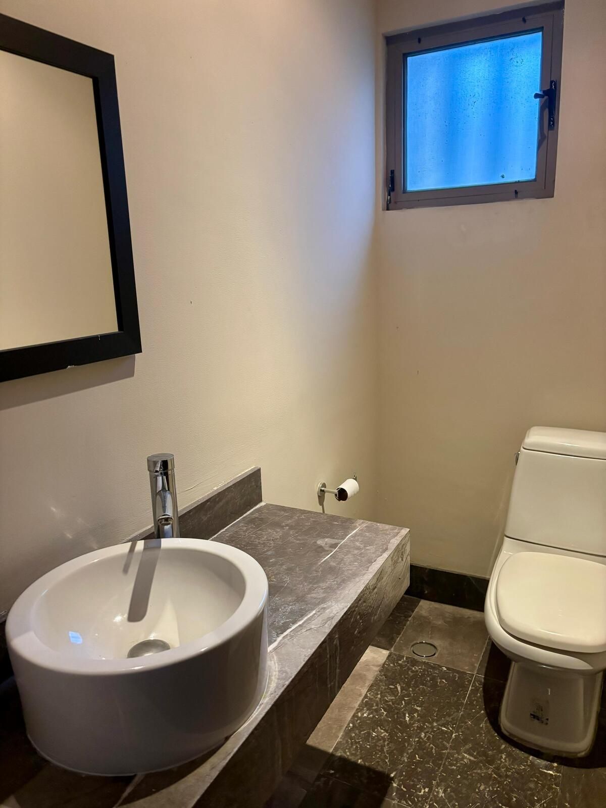 12 of 14: Baño visitas