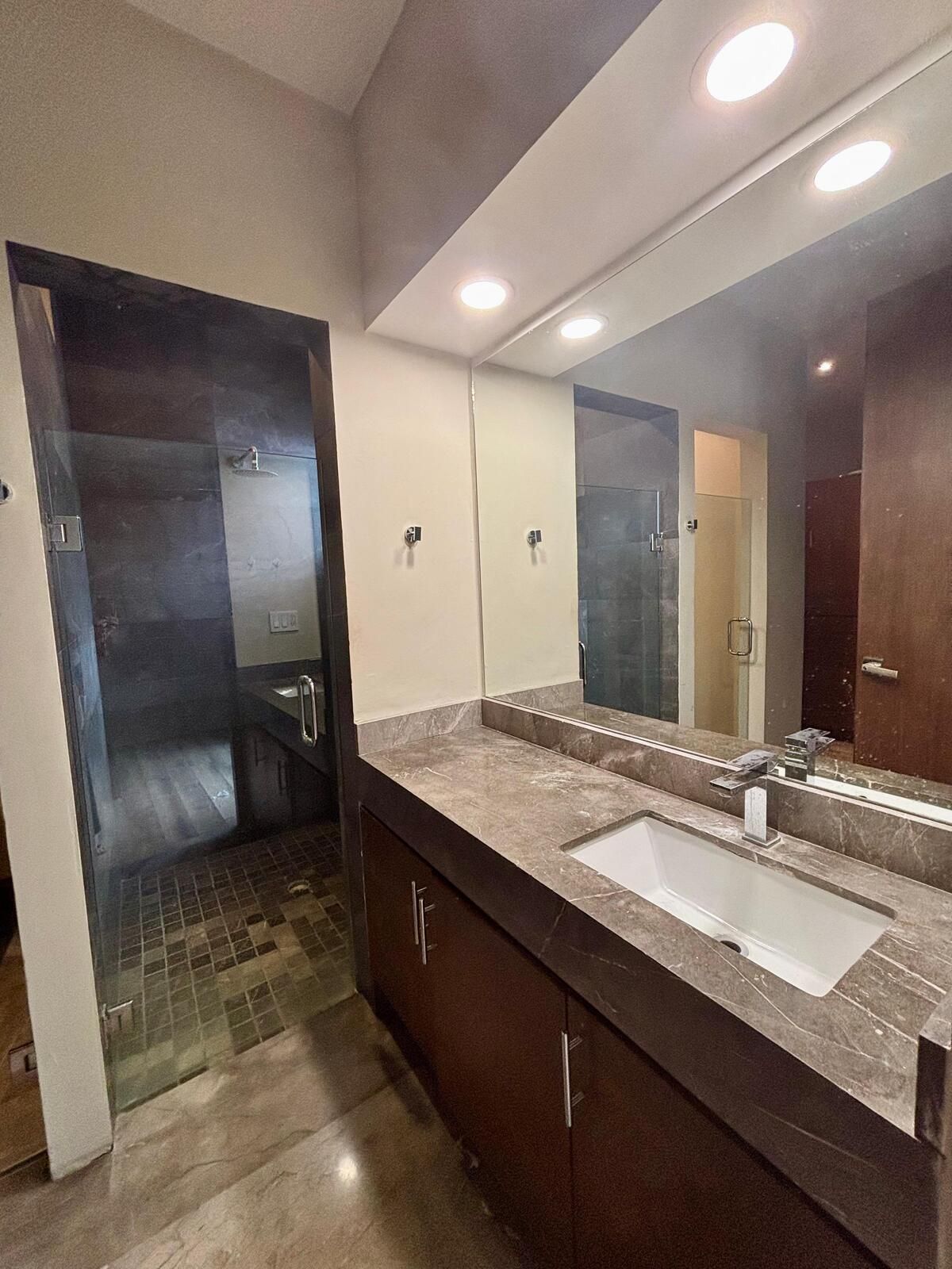 8 of 14: Baño