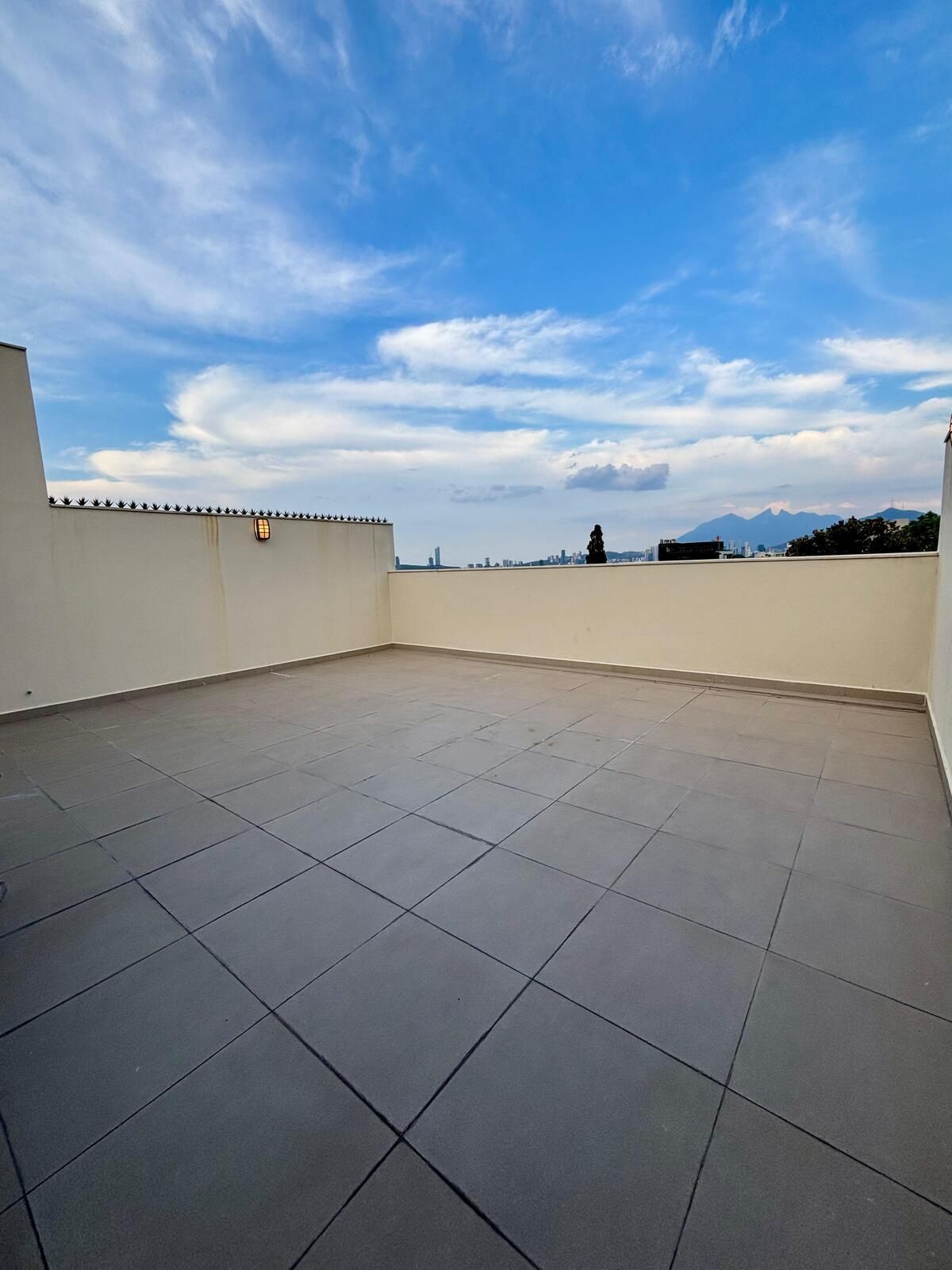14 of 14: Terraza con vista al cerro de la silla