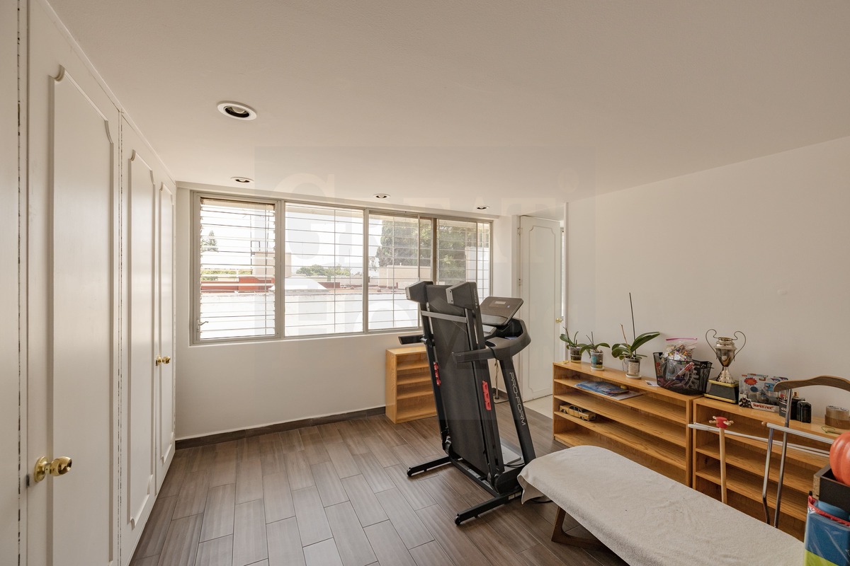 4 of 12: Recamara con closet amplio