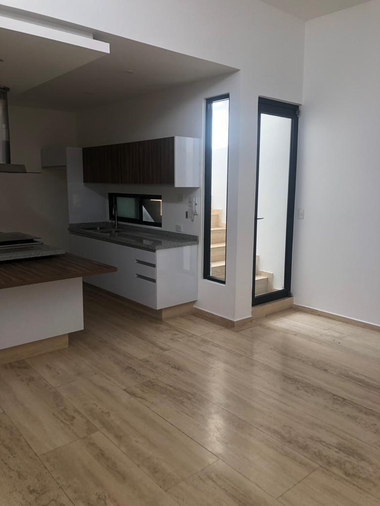 4 of 33: Cocina granito(escalera interna hacia el roof)
