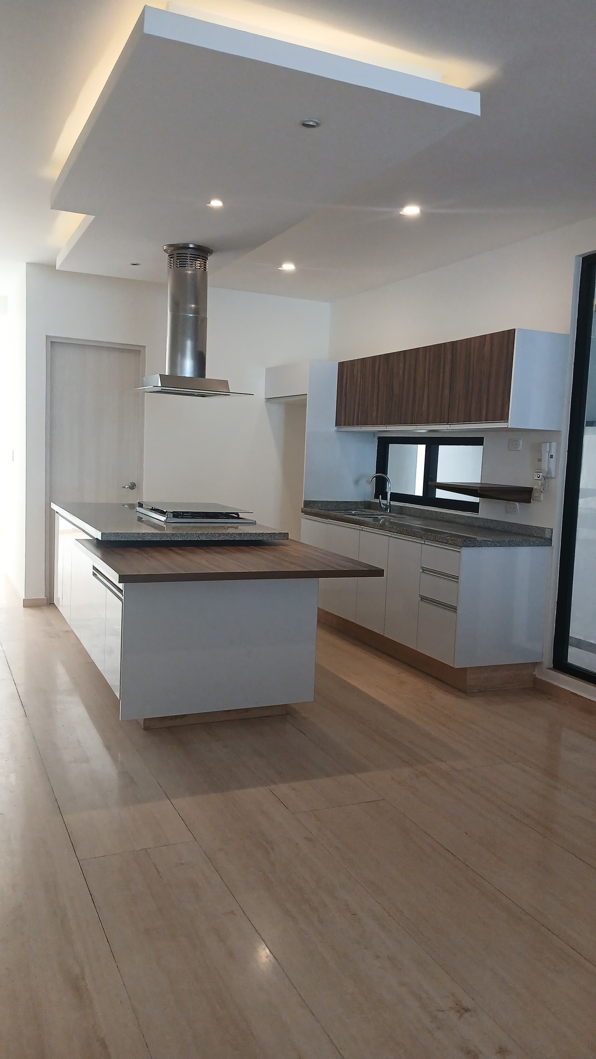 8 of 33: Cocina con barra