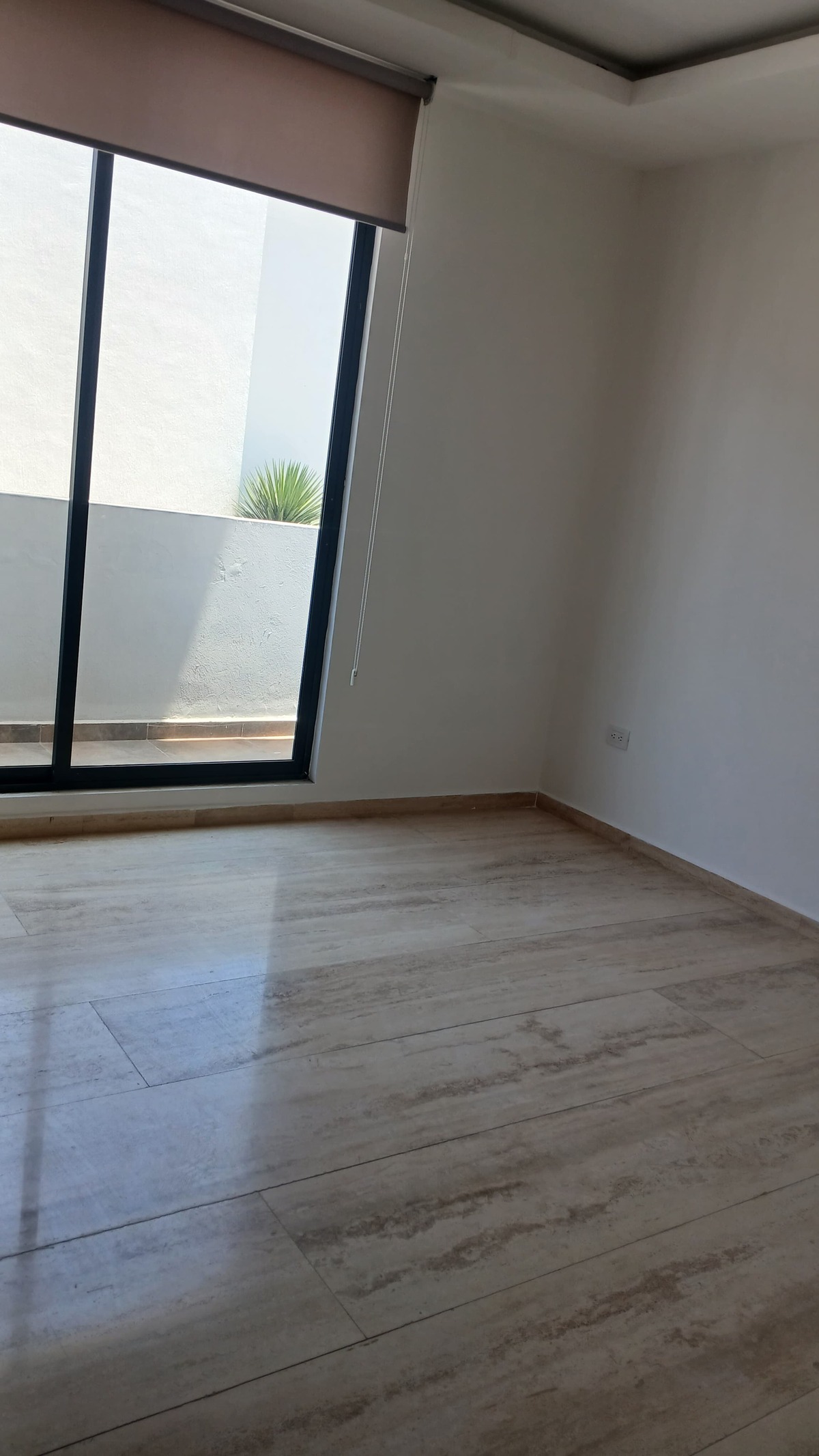 11 of 33: Recámara # balcón