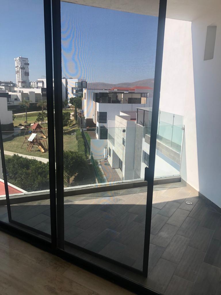 17 of 33: Terraza con vista jardín