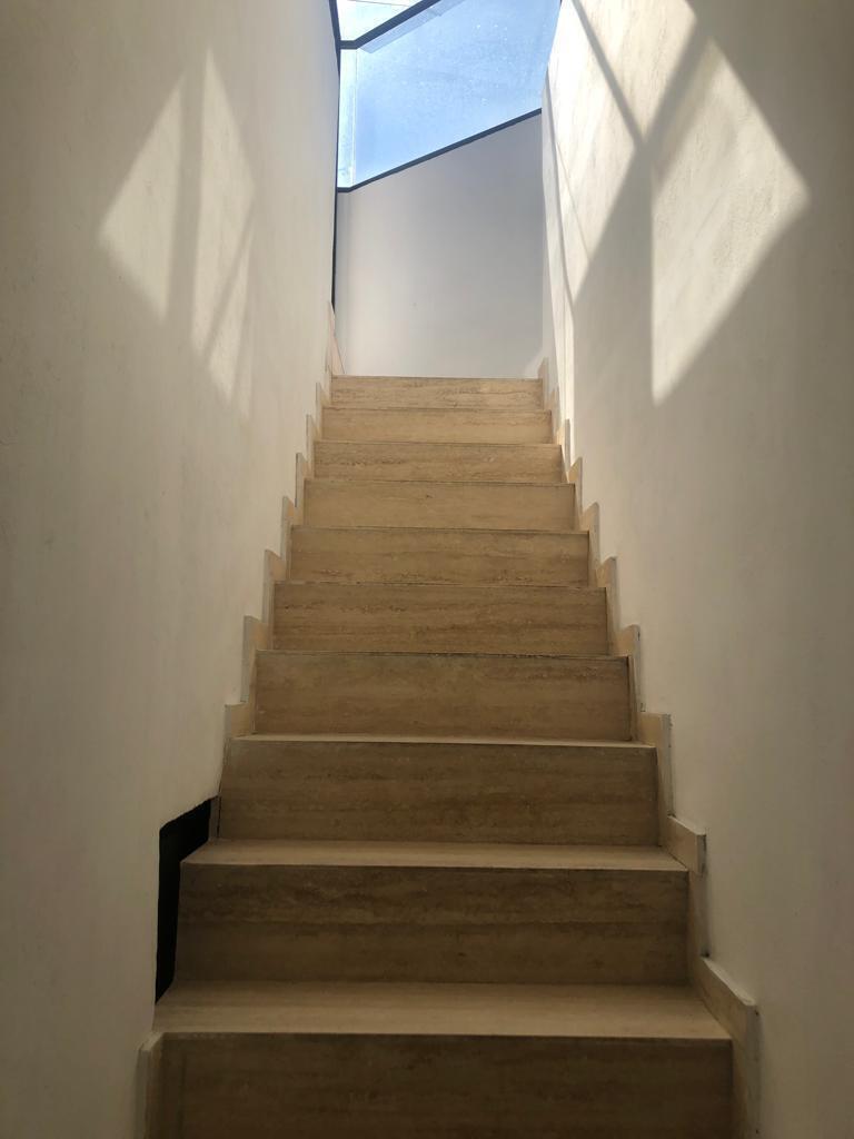 25 of 33: Escalera interna hacia roof