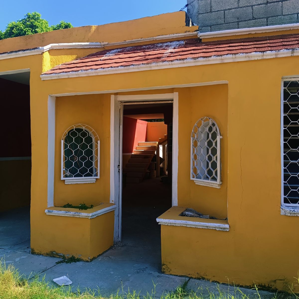 1 of 10: Fachada principal