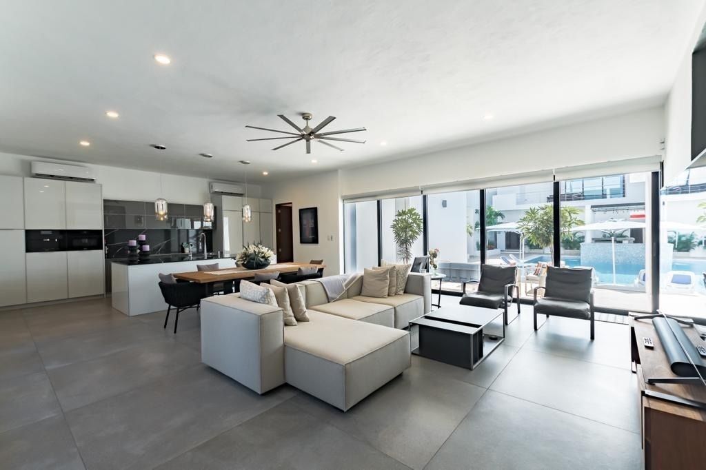 2 of 27: Living room