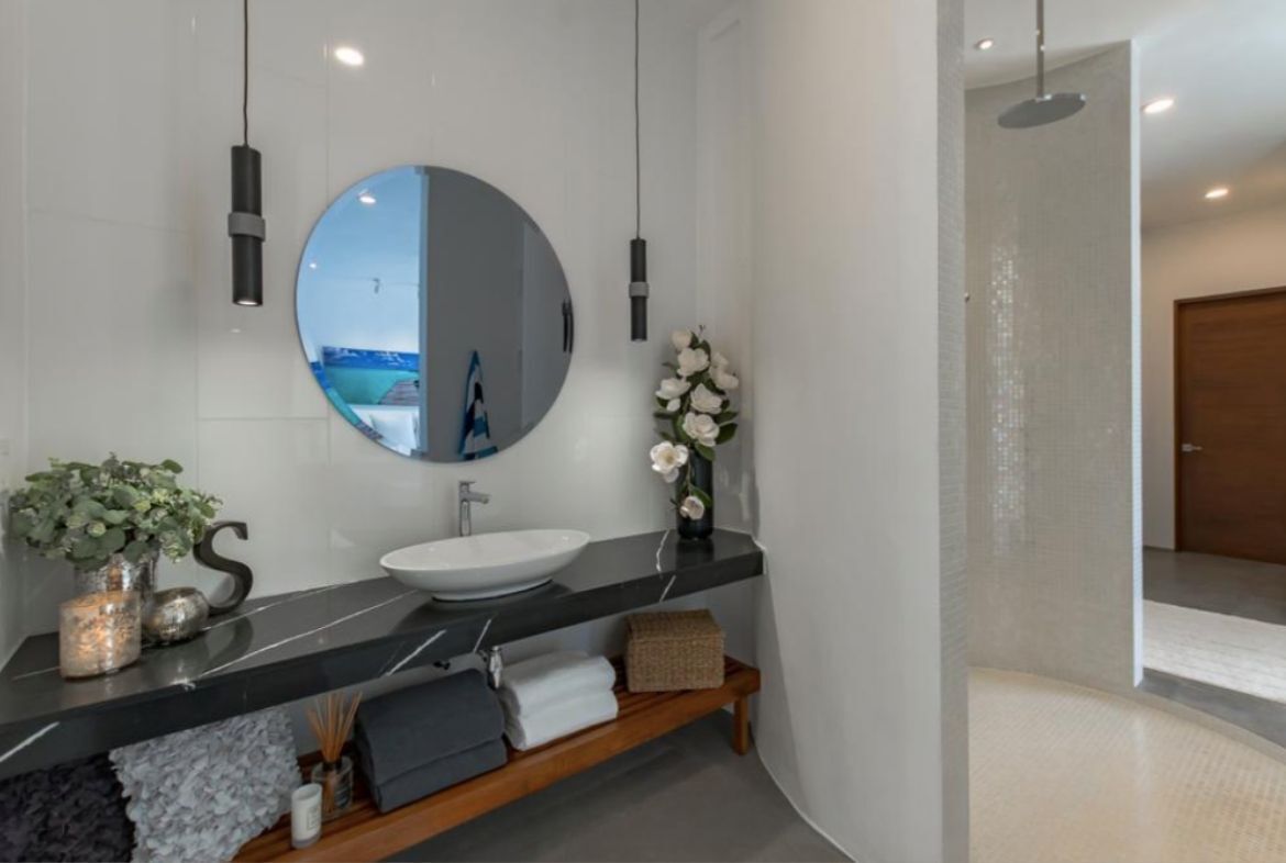 12 of 27: Detail of the master bedroom bathroom