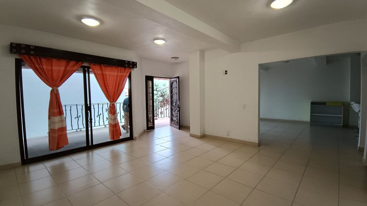 4 of 36: Sala