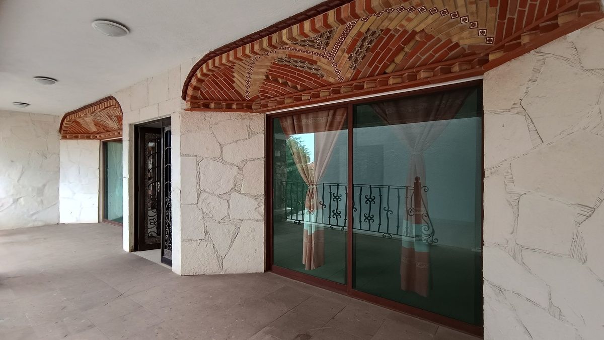 3 of 36: Entrada casa principal, piso 1