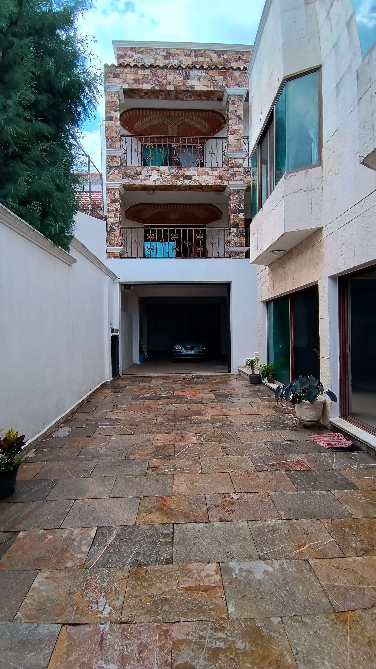 1 of 36: Fachada garage, entrada principal