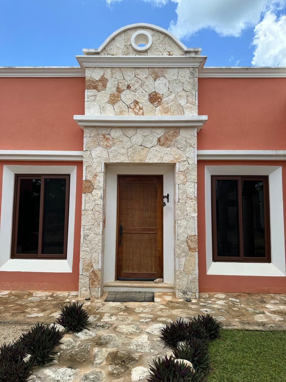 3 de 30: FACHADA ENTRADA