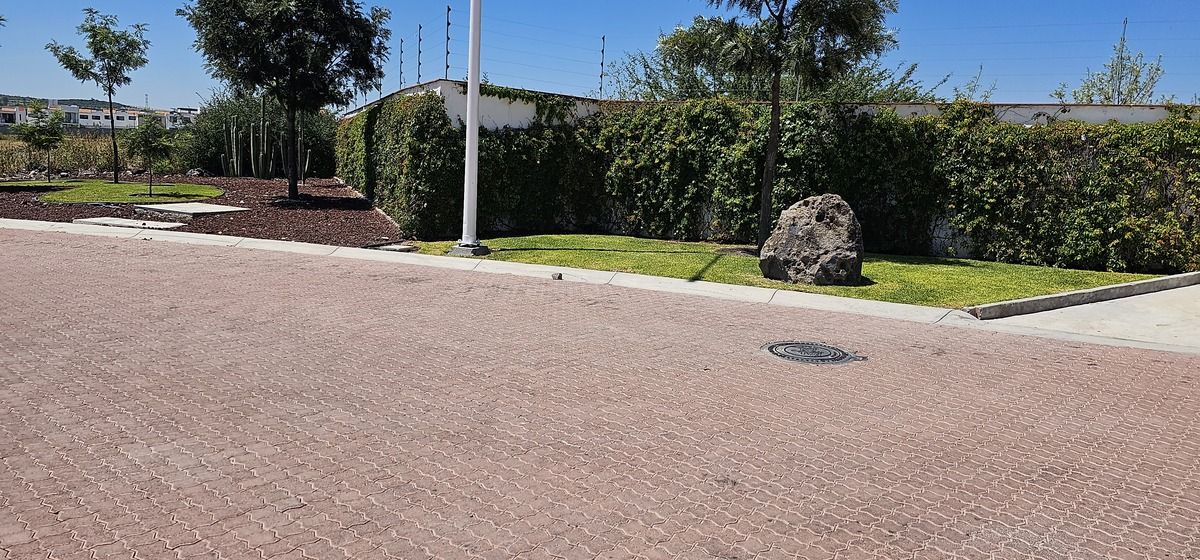 4 of 15: Urbanización de primera.