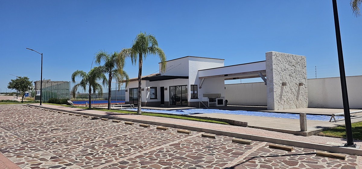 2 of 15: Casa Club con Salón de Usos múltiples y gimnasio.