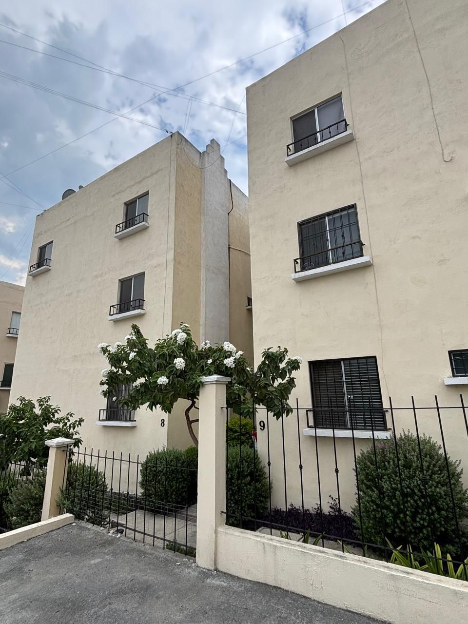 1 of 9: Fachada edificio