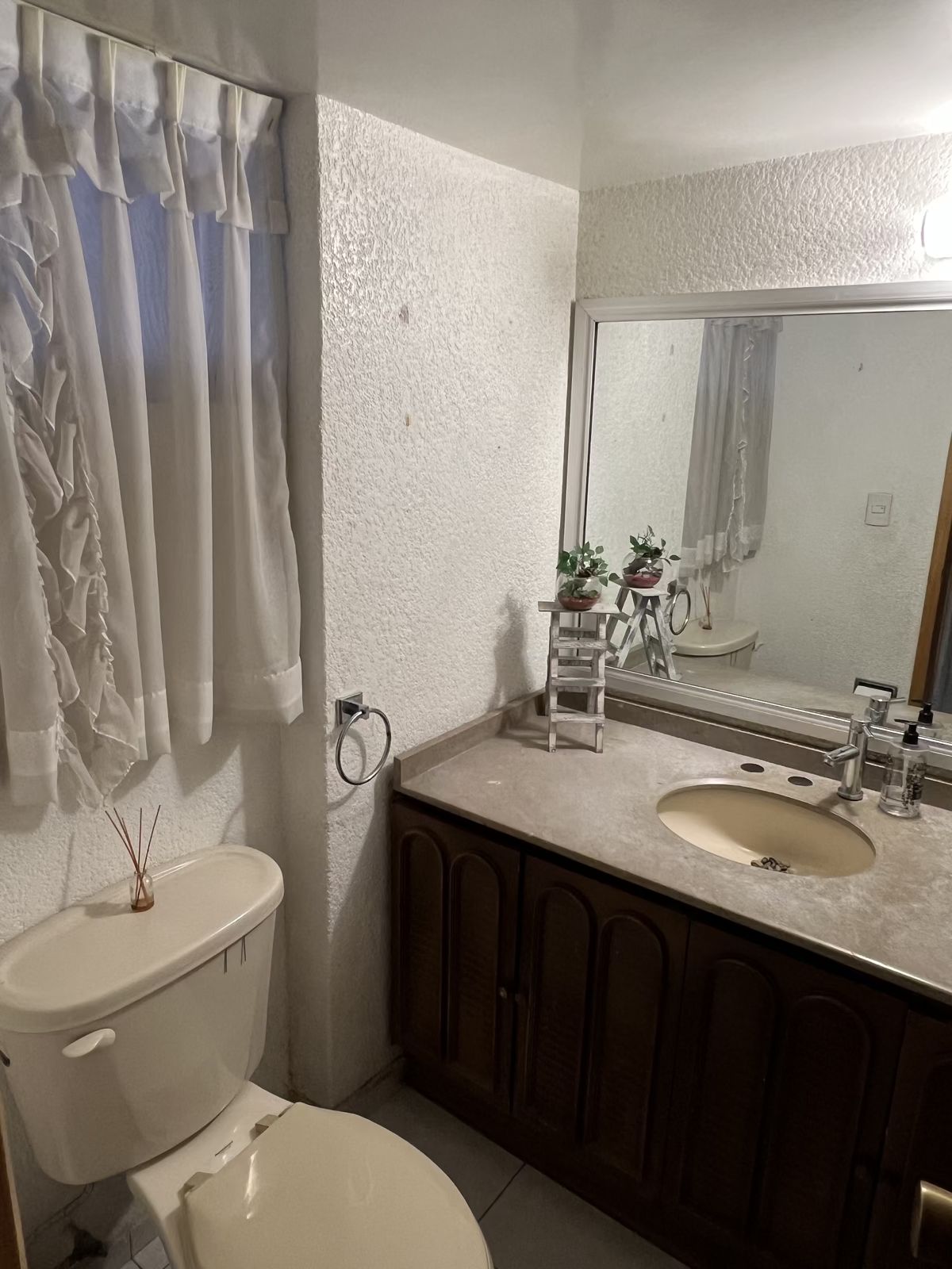 6 de 31: Medio baño de visitas
