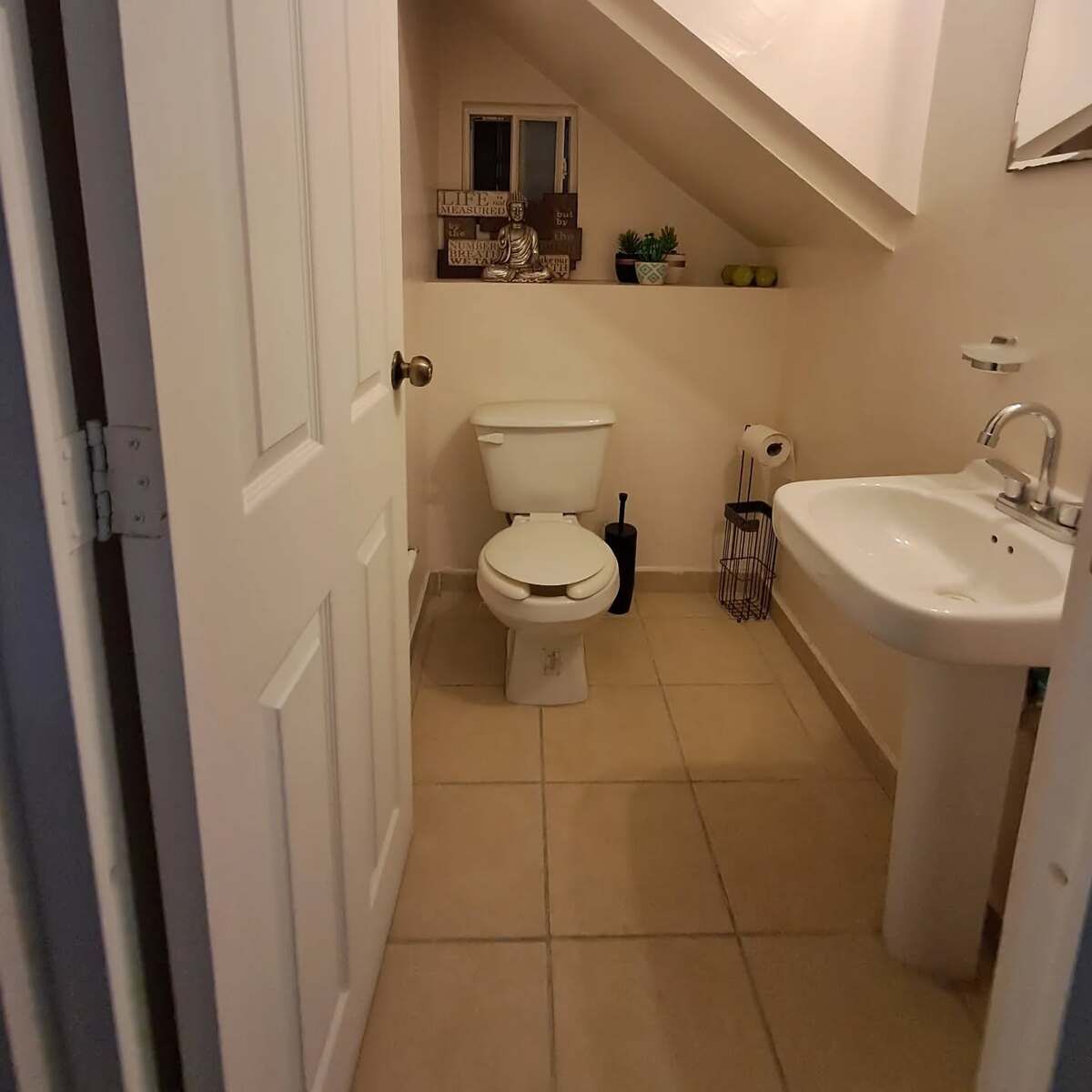 5 of 13: Medio baño