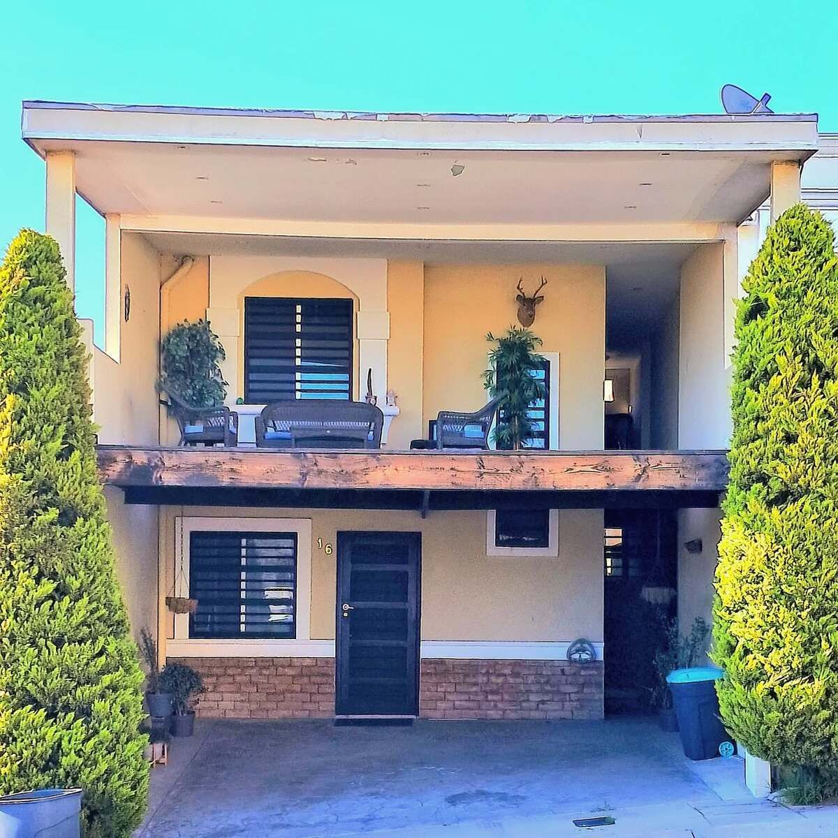 1 of 13: Fachada