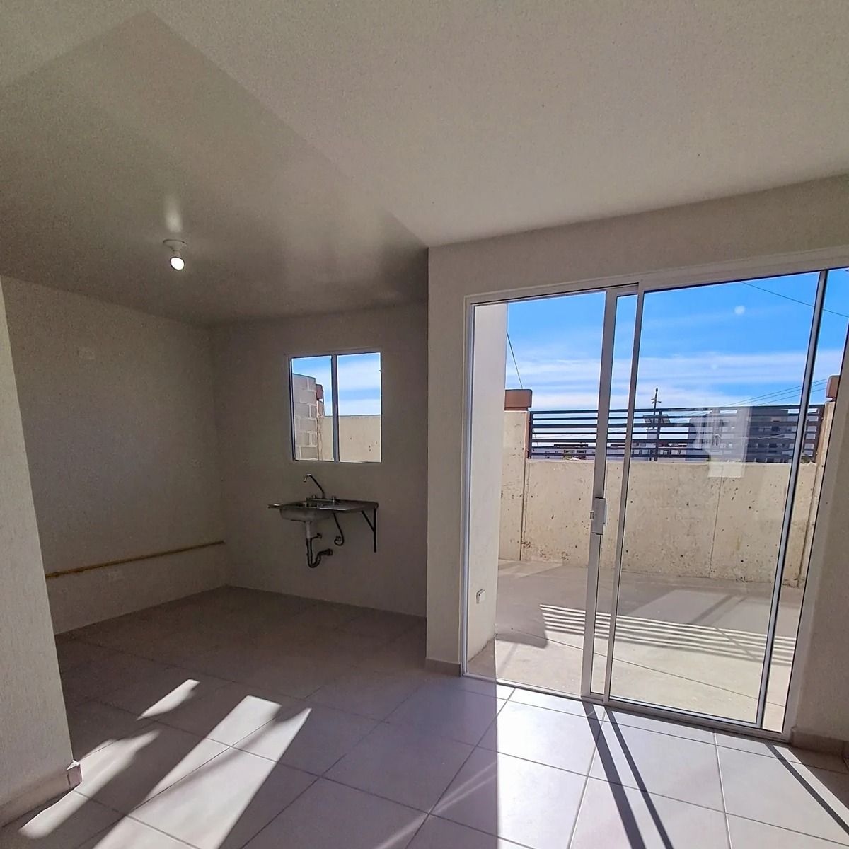 4 of 14: Acceso a patio