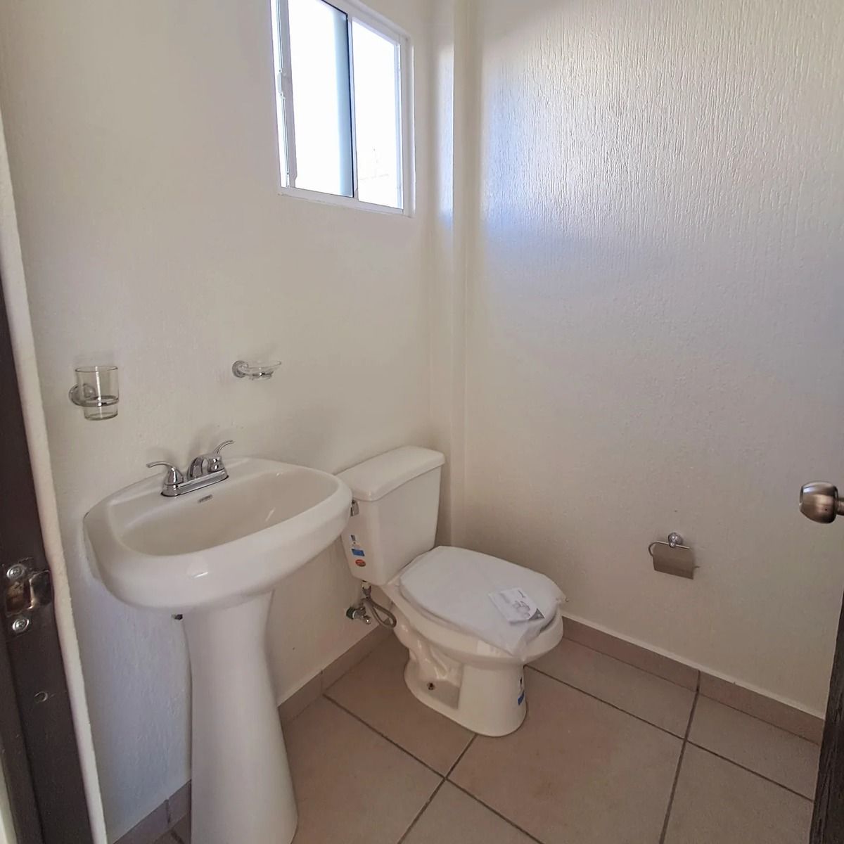 3 of 14: Medio baño