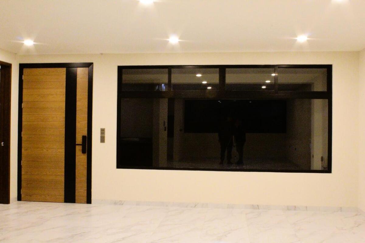 5 of 27: Sala