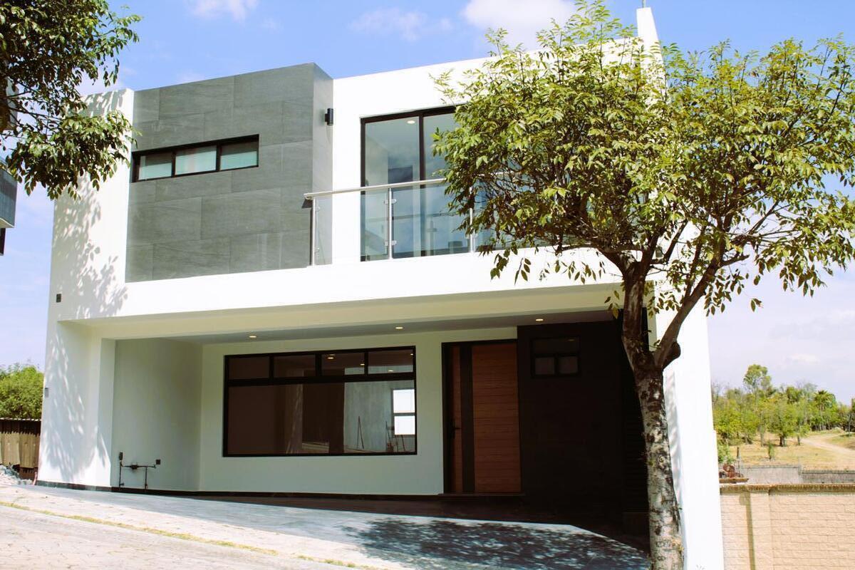 1 of 27: Fachada