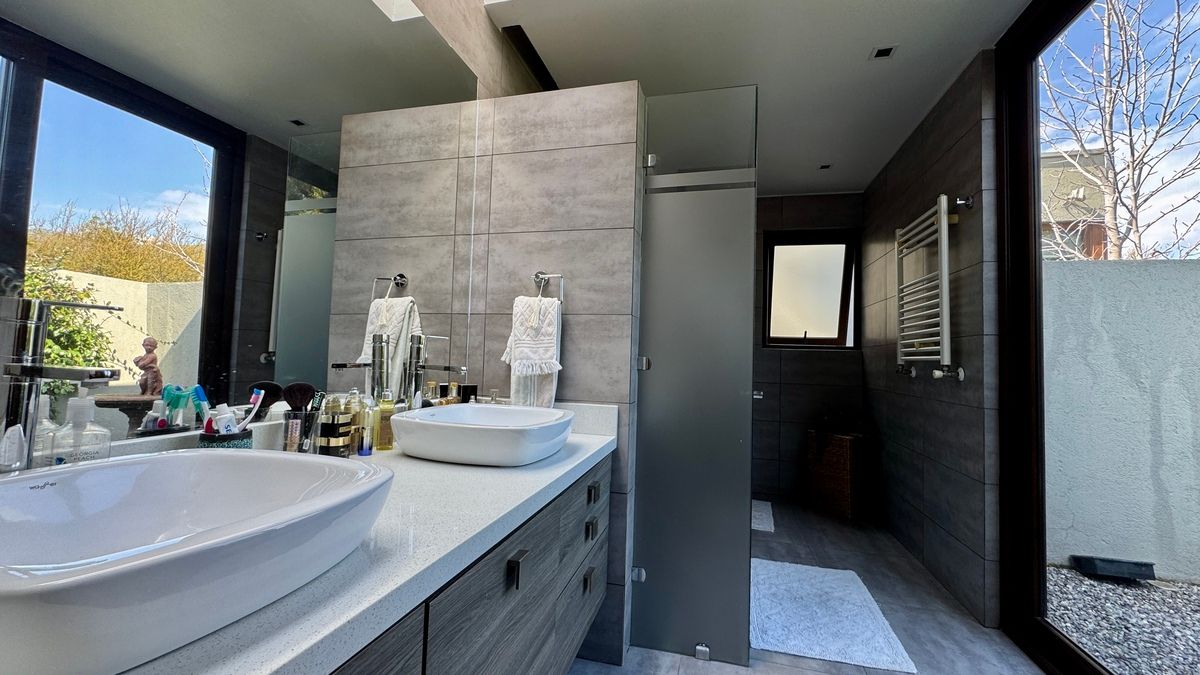 23 de 26: Baño en suite principal