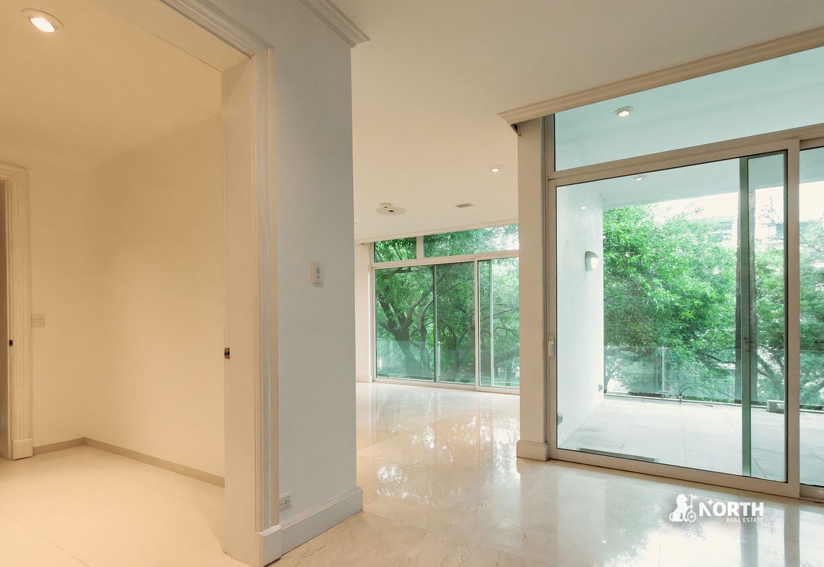 1 de 36: Vista de la terraza, comedor y walk-in pantry desde la sala.
