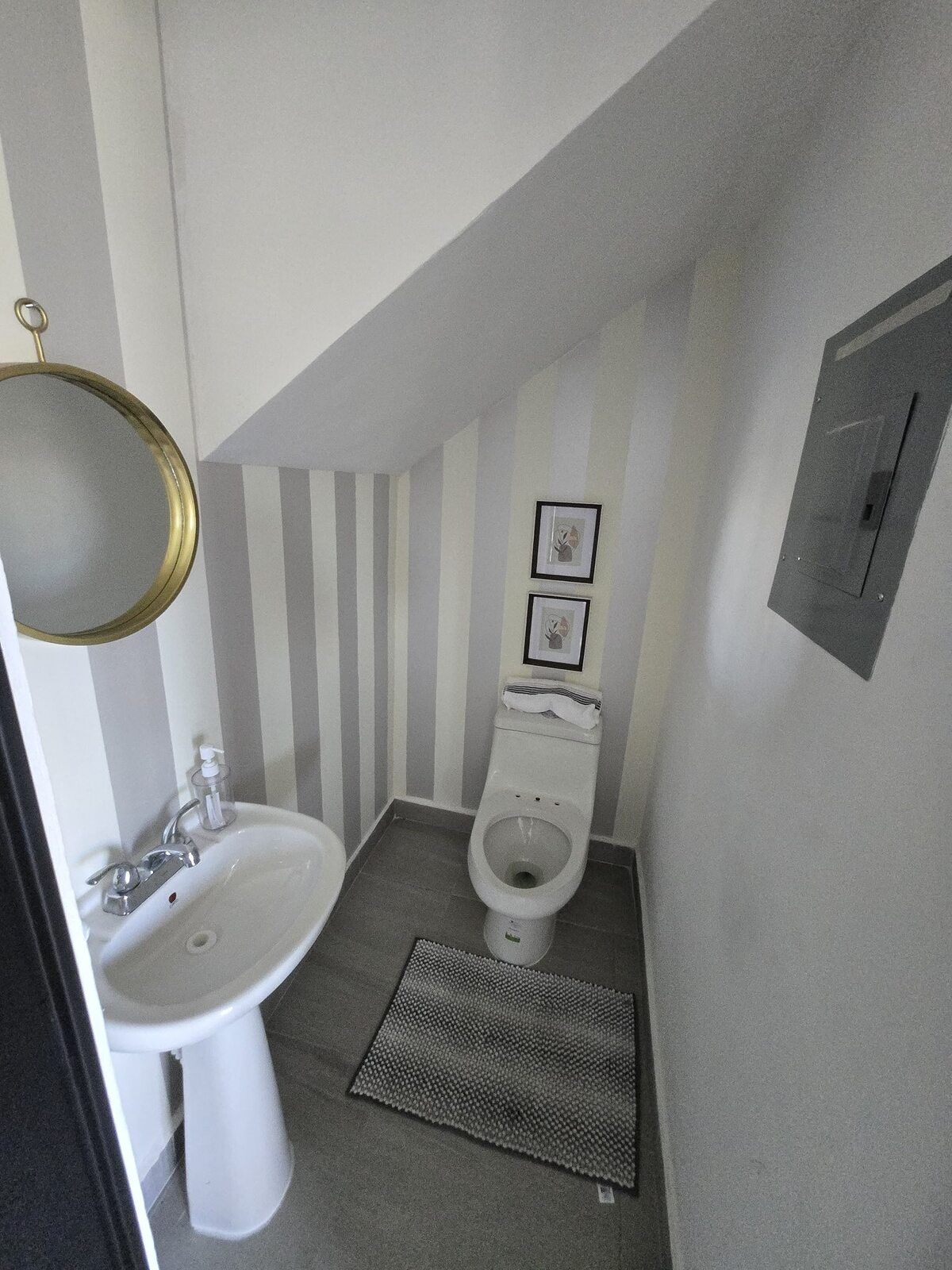 4 de 8: Baño de visitas