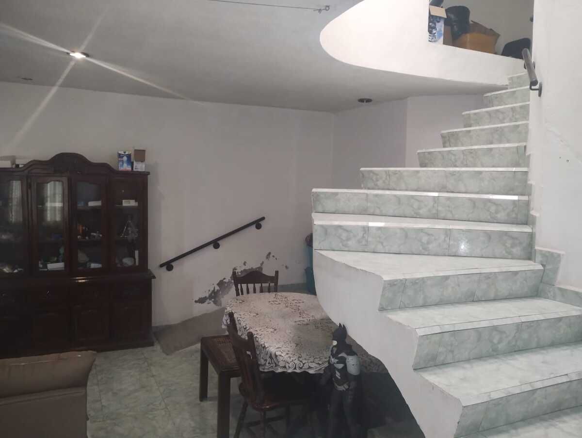 18 de 18: Amplia escalera