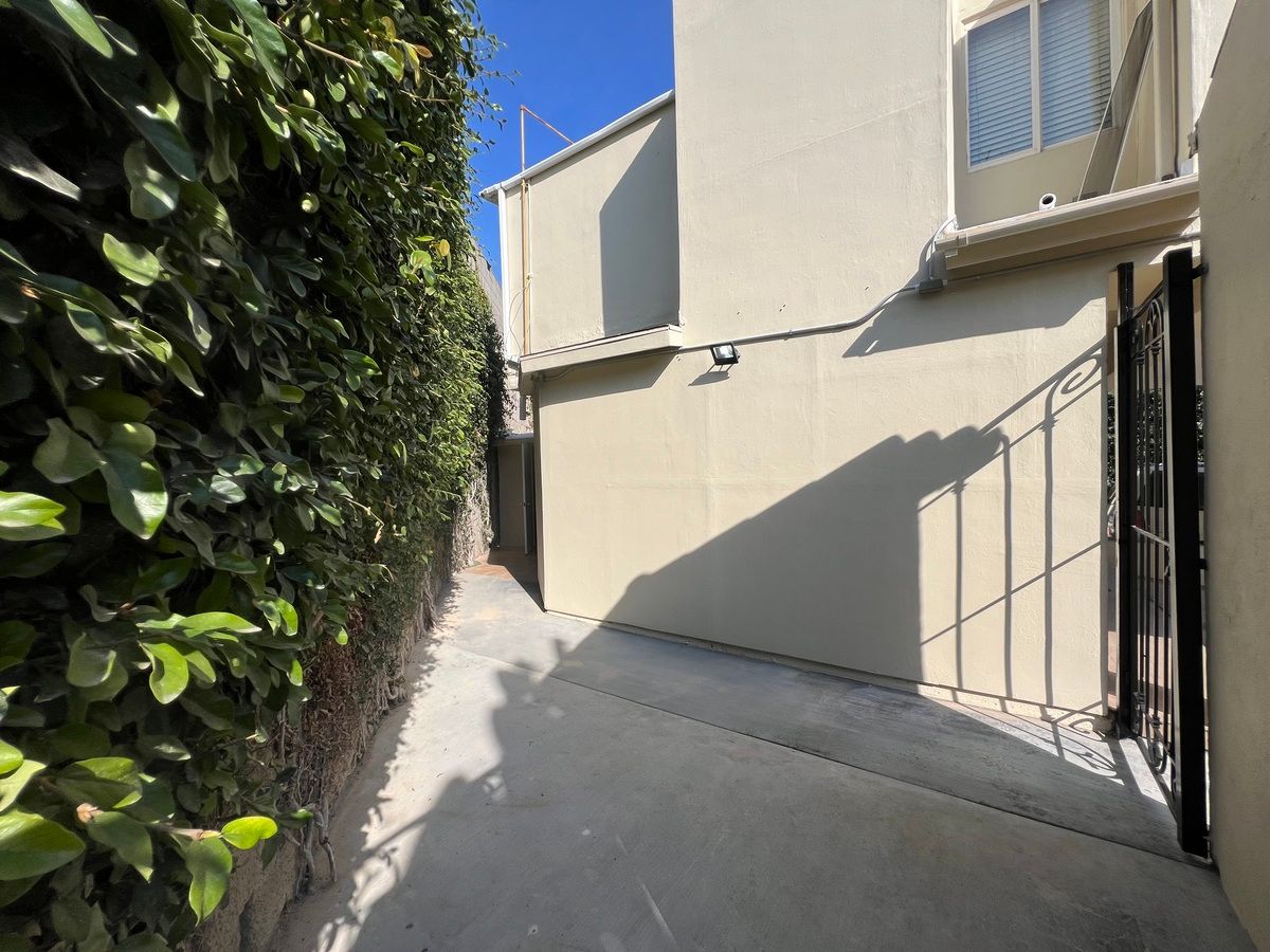 24 de 29: Patio lateral