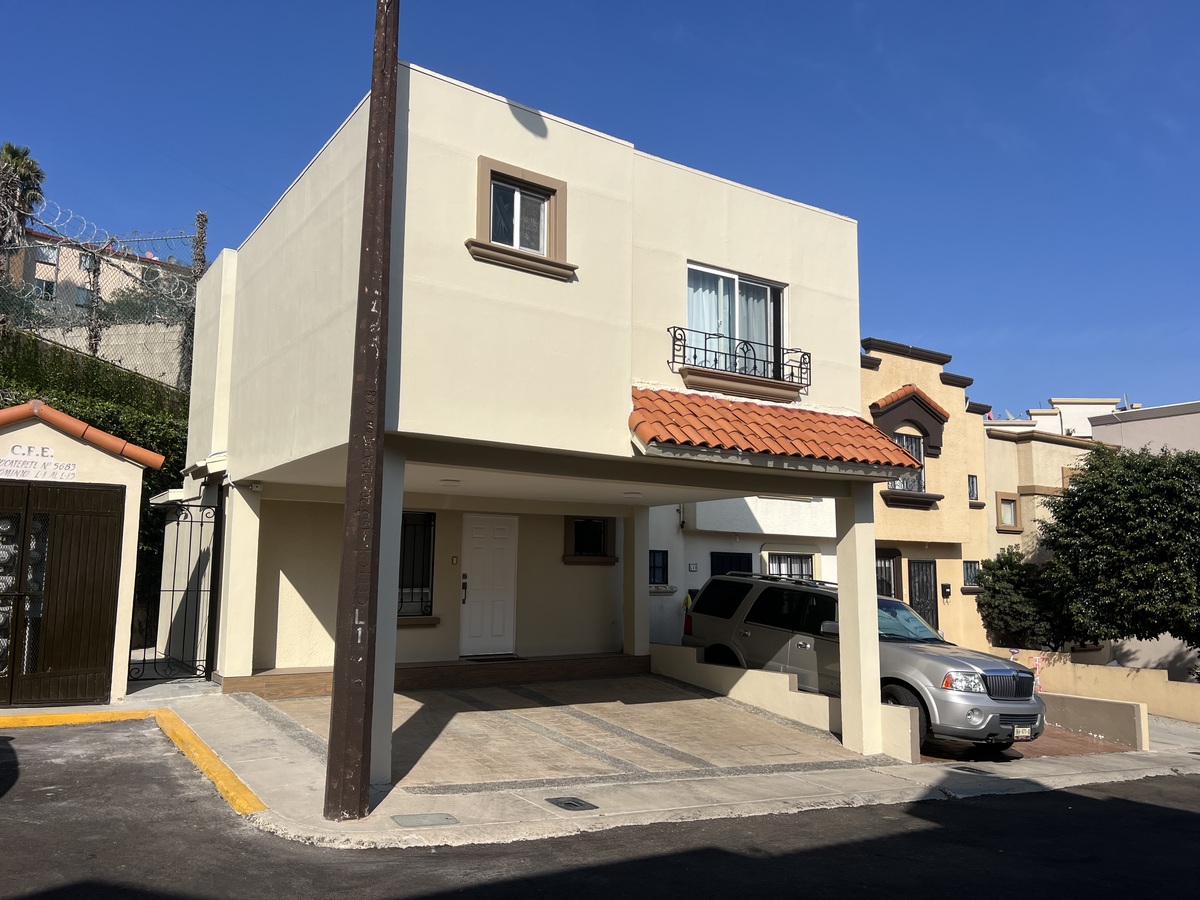 2 de 29: Fachada y estacionamiento para dos vehículos