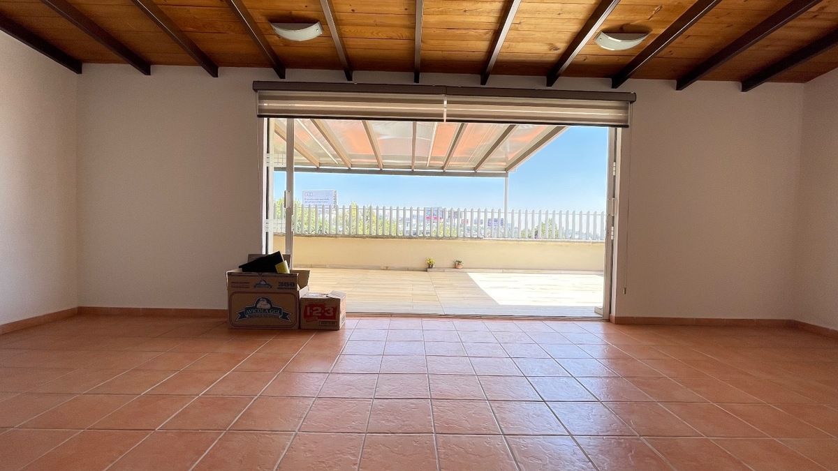 3 de 15: Family room o estudio  y terraza