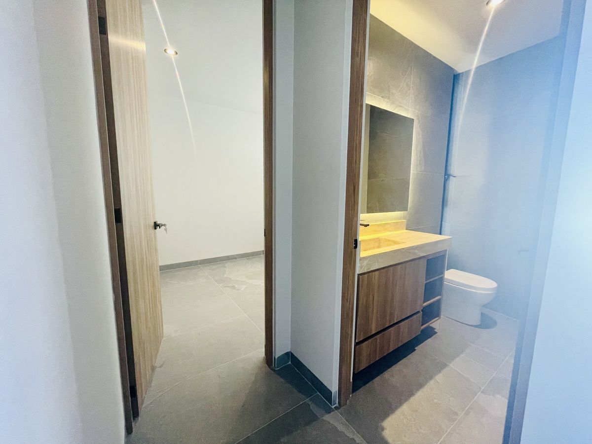 4 of 28: Medio baño