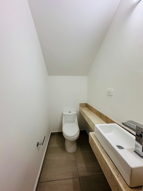 3 de 10: Modelo A-B
Medio baño visitas