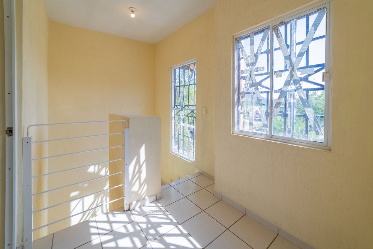 9 of 19: Sala de estar en 2da planta
