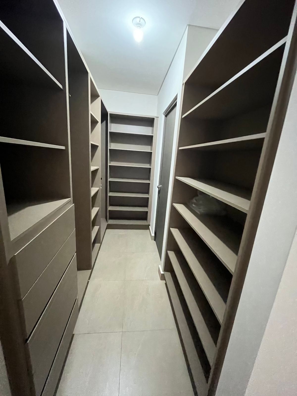 8 de 21: Closet de recámara principal