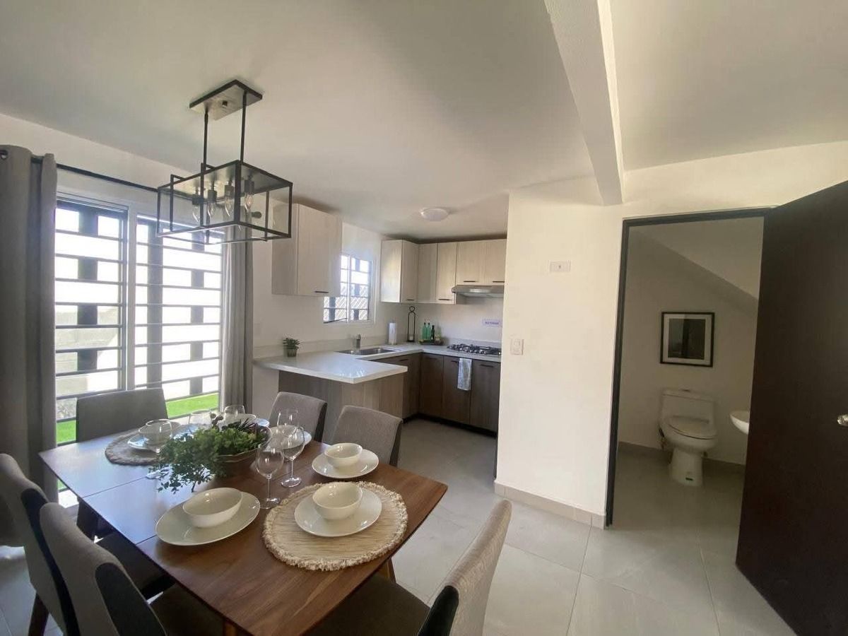 6 of 13: Comedor, cocina y medio baño