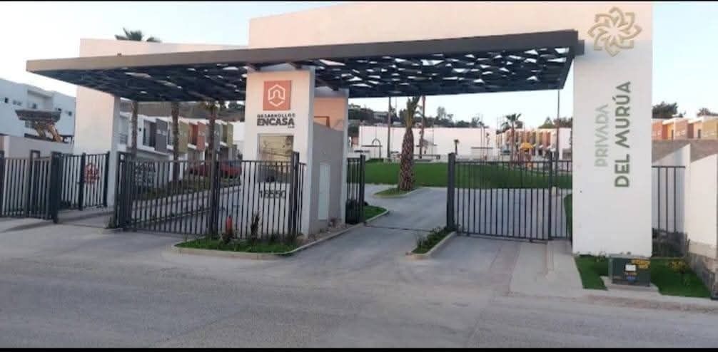 11 of 13: Portico de acceso