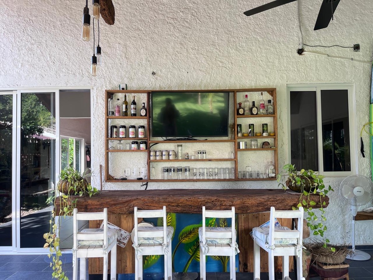 3 of 42: Bar en el jardín trasero
