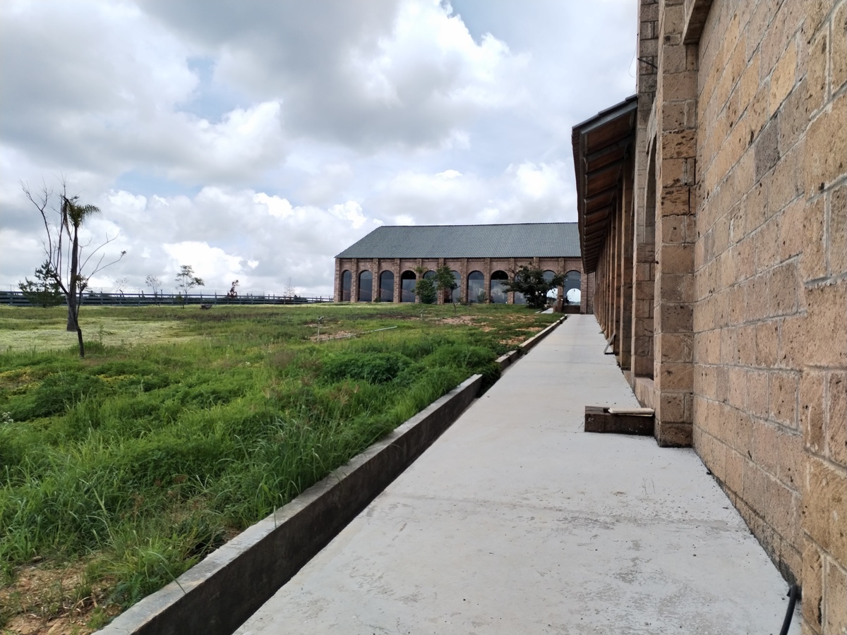 16 of 22: centro comercial dentro del fraccionamiento